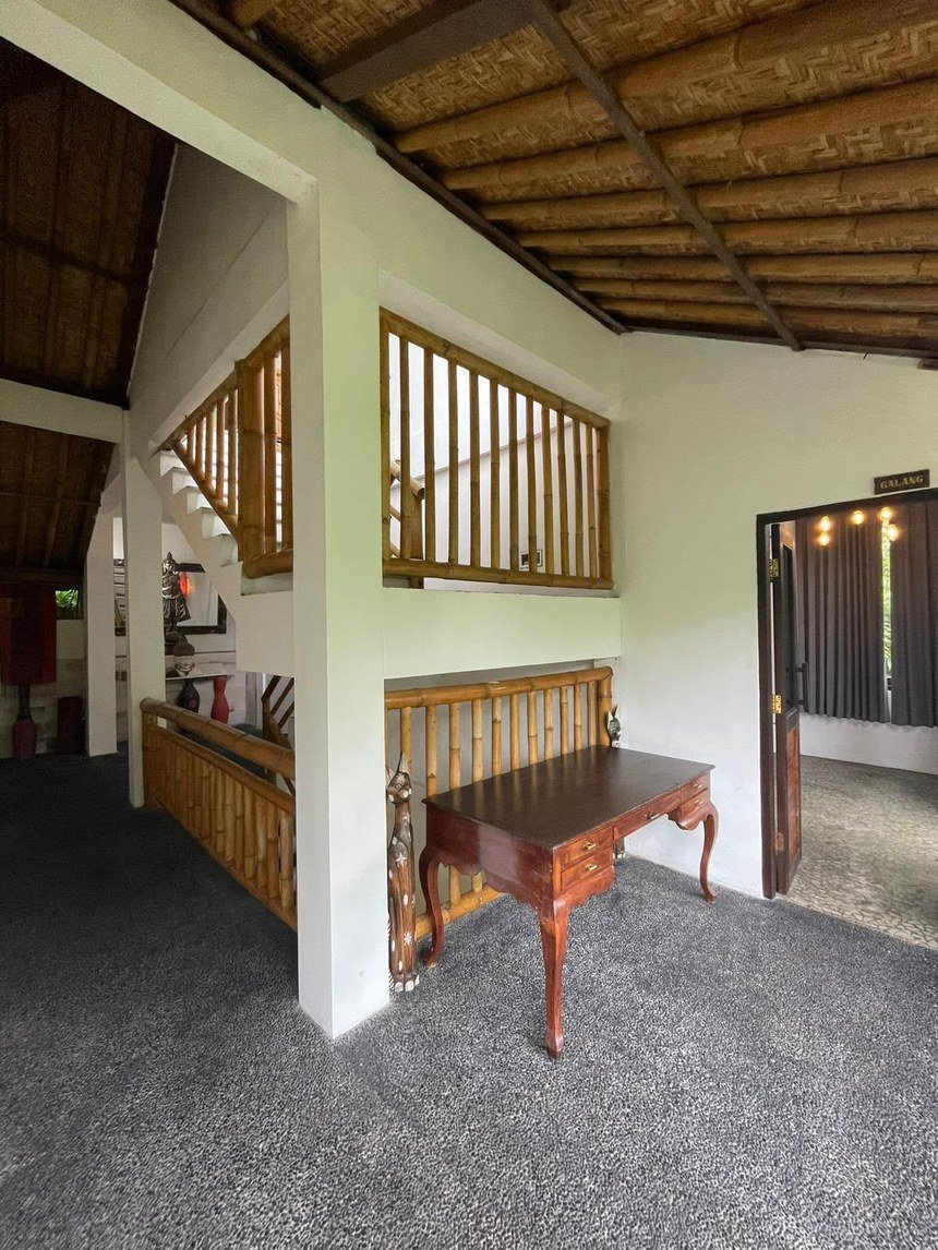 Interior de la villa con barandas de bambú y techos artesanales