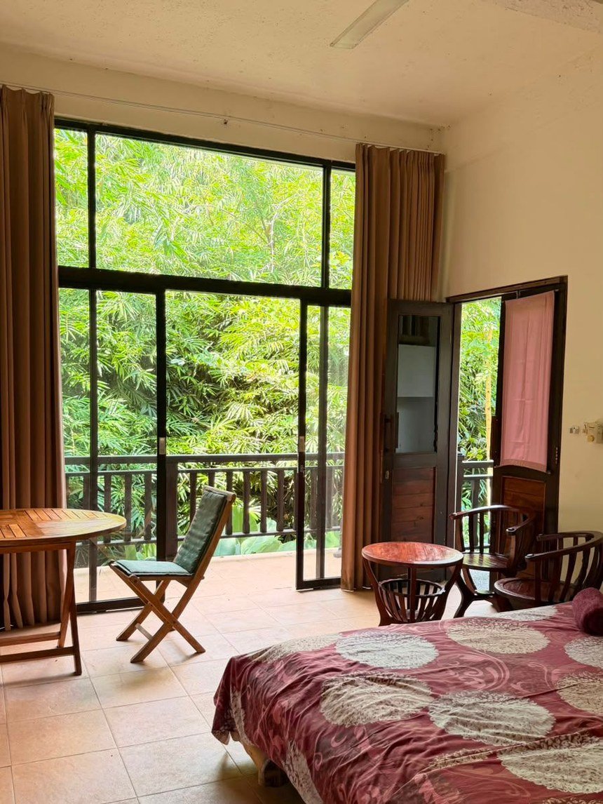 Interior de la habitación con ventanal y balcón